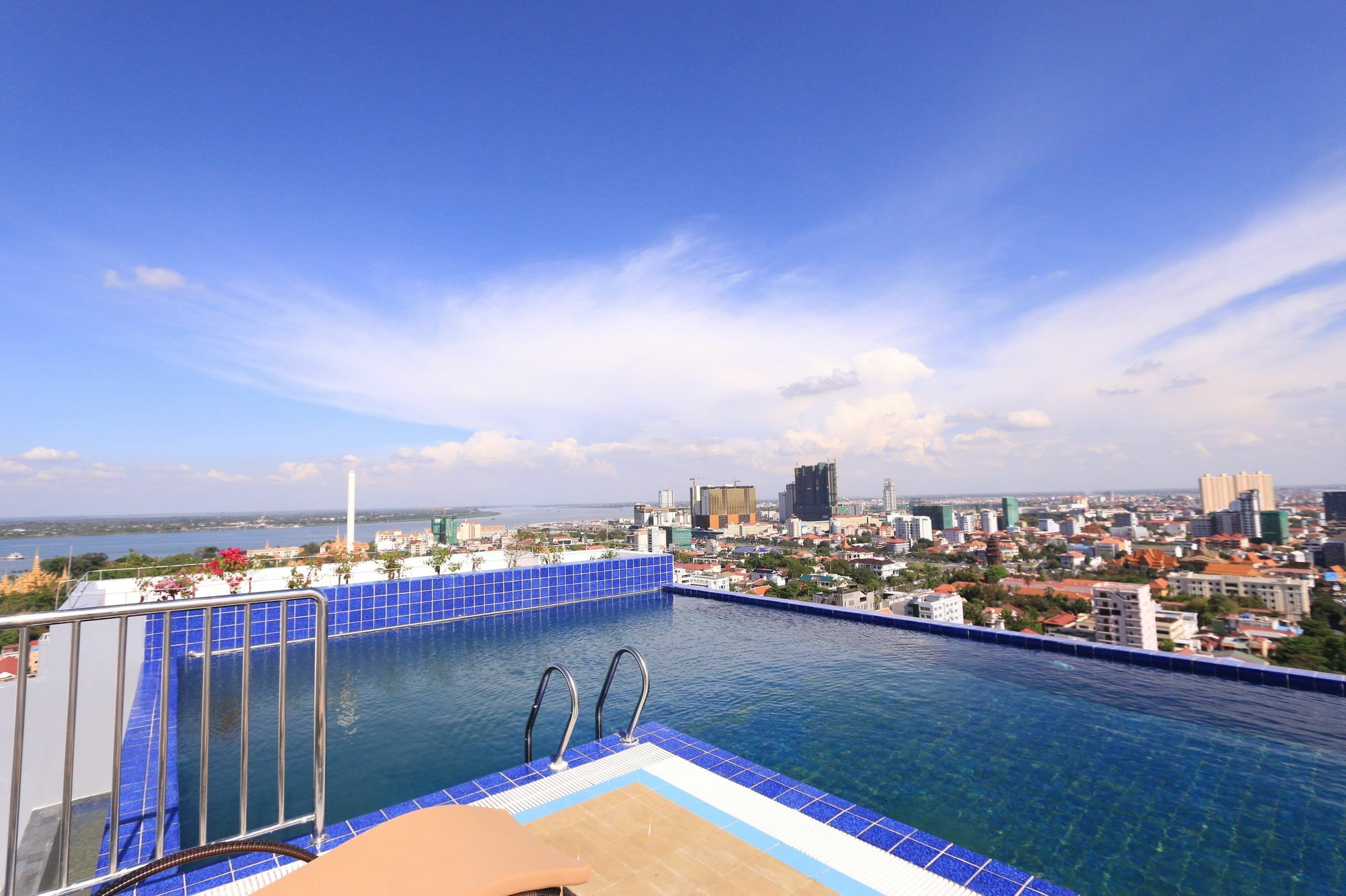Eastland Hotel & Apartment Phnompen Kültér fotó