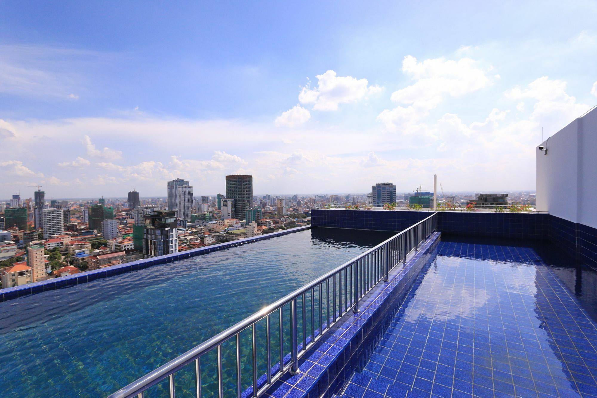 Eastland Hotel & Apartment Phnompen Kültér fotó